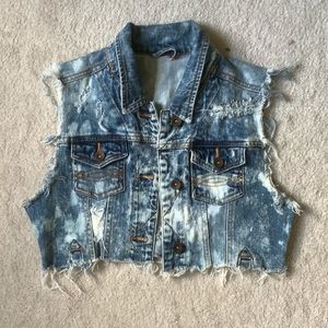Handmade distressed cropped denim vest 💙